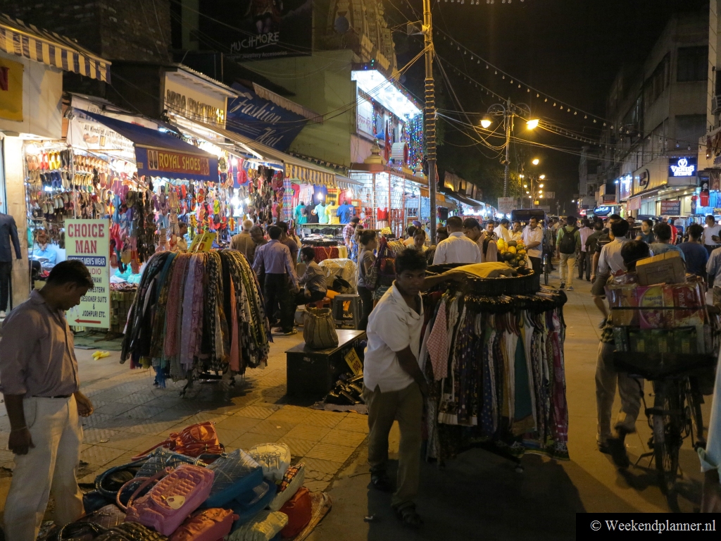 De winkels zijn nog tot na 20.00 uur geopend. Je moet ook eens in de avond naar  Ajmal Khan Road in Karol Bagh gaan. Je kunt hier veilig winkelen en er zijn genoeg restaurants.